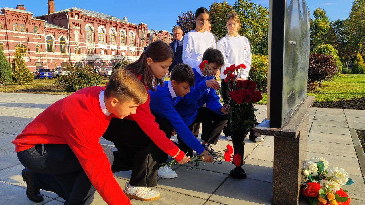 В день трагической гибели героя России Александра Аксенова в Саратове возложили цветы к его мемориалу